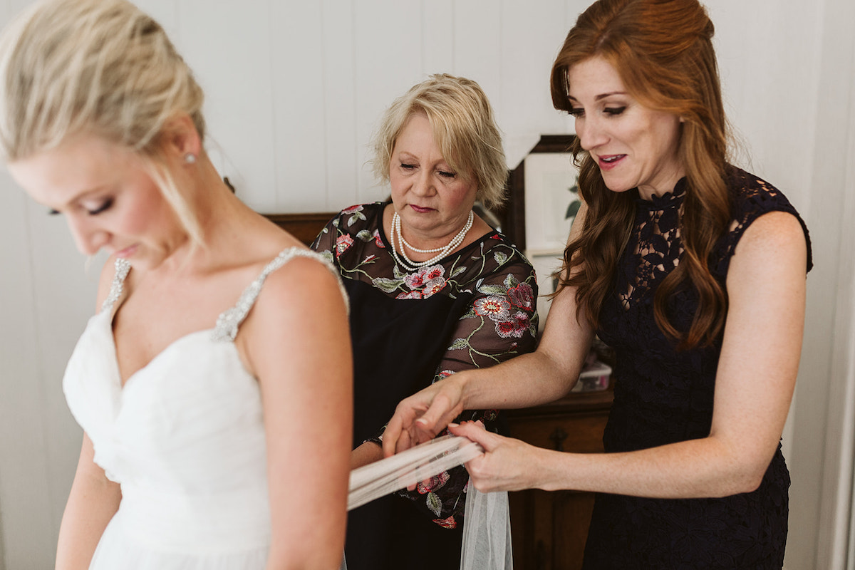 Friends tie waist ribbon bride's wedding dress