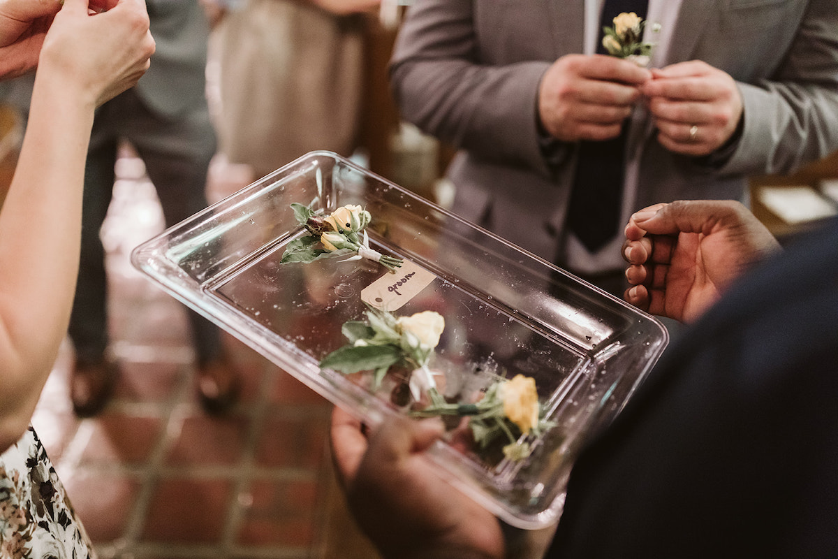 Groom's and groomsmen's simple boutonnieres