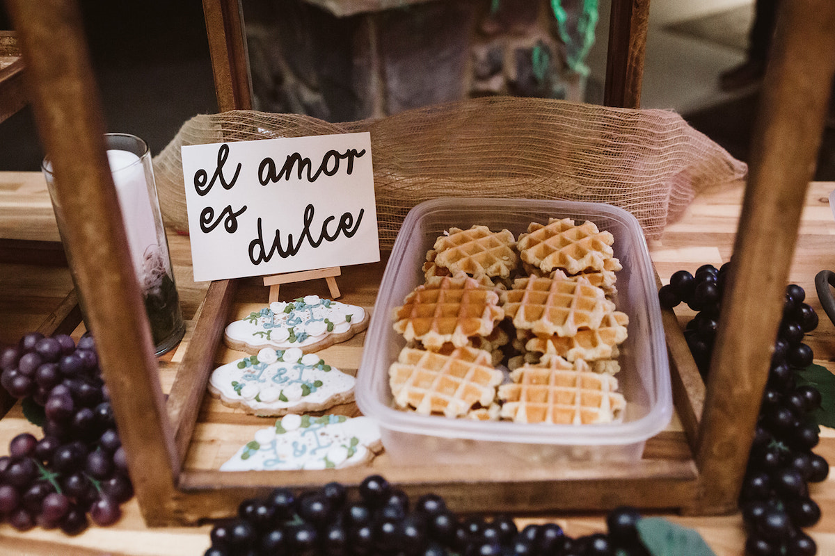 El Amor es Dulce sign next to cookies and small waffles