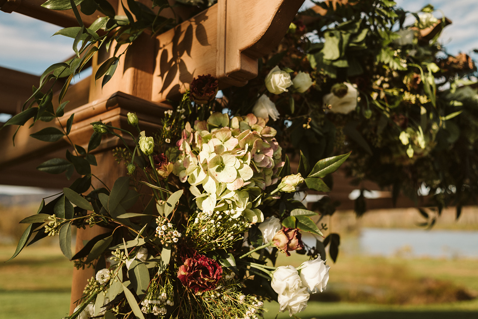 Close up of the florals used on the alter at the wedding in the Tennessee Riverplace