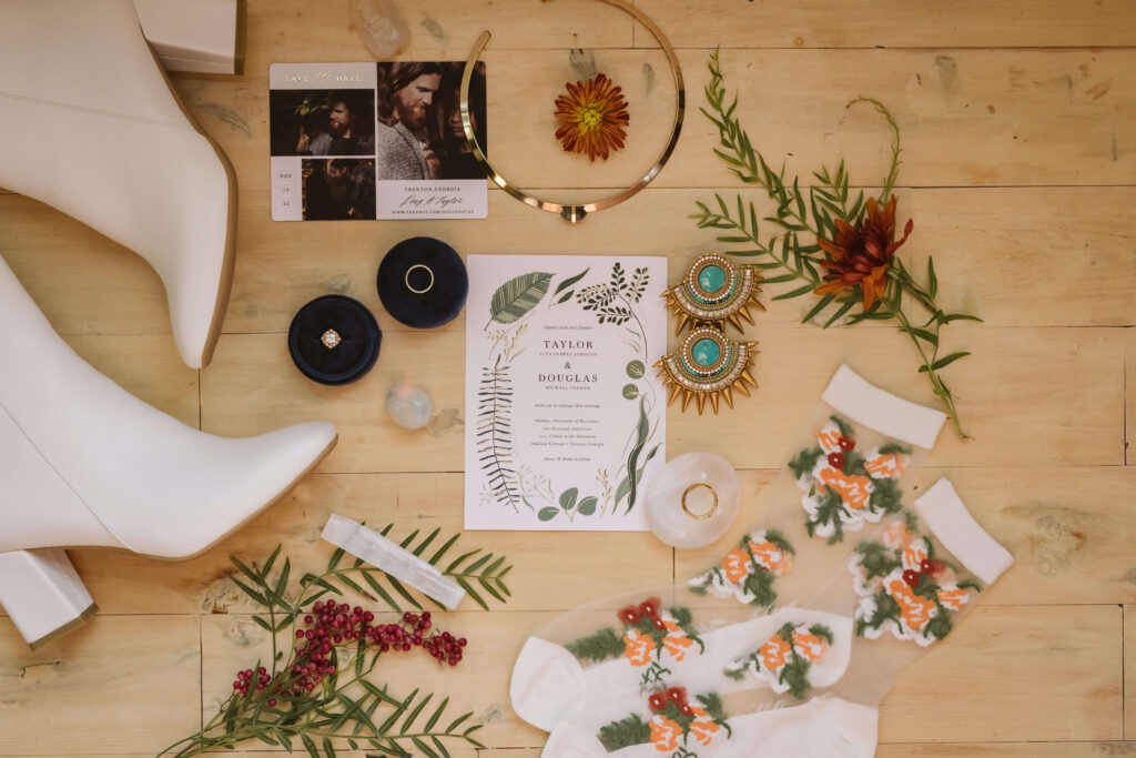Wedding details for an enchanting autumn wedding at the Oakleaf Cottage. Photo by OkCrowe Photography. 