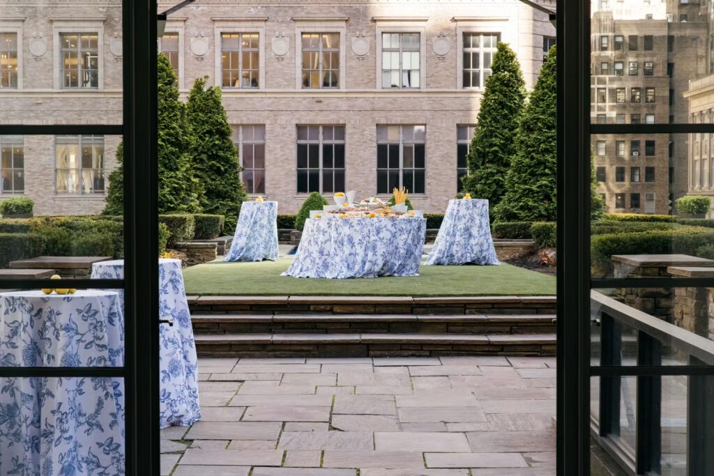 Wedding at 610 and 620 Loft & Garden in Rockefeller Center, New York City. Photo by OkCrowe Photography.