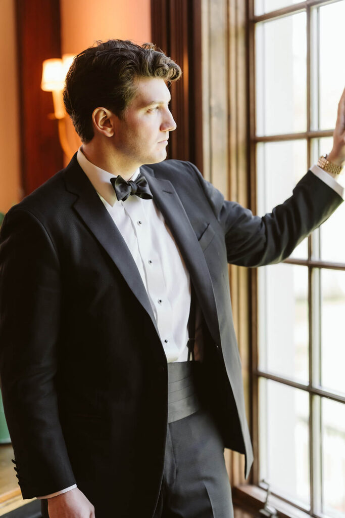 Groom getting ready in the cocktail lounge at the Mansion at Oyster Bay. Photo by OkCrowe Photography.
