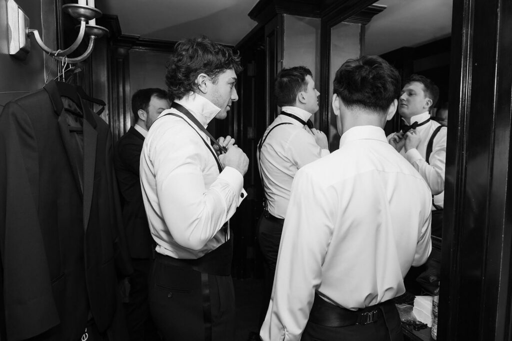 Groom getting ready with his groomsmen in the cocktail lounge at the Mansion at Oyster Bay. Photo by OkCrowe Photography.