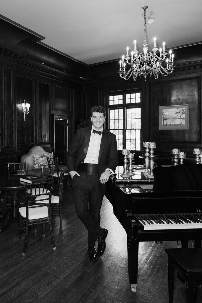 Groom getting ready with his groomsmen in the cocktail lounge at the Mansion at Oyster Bay. Photo by OkCrowe Photography.