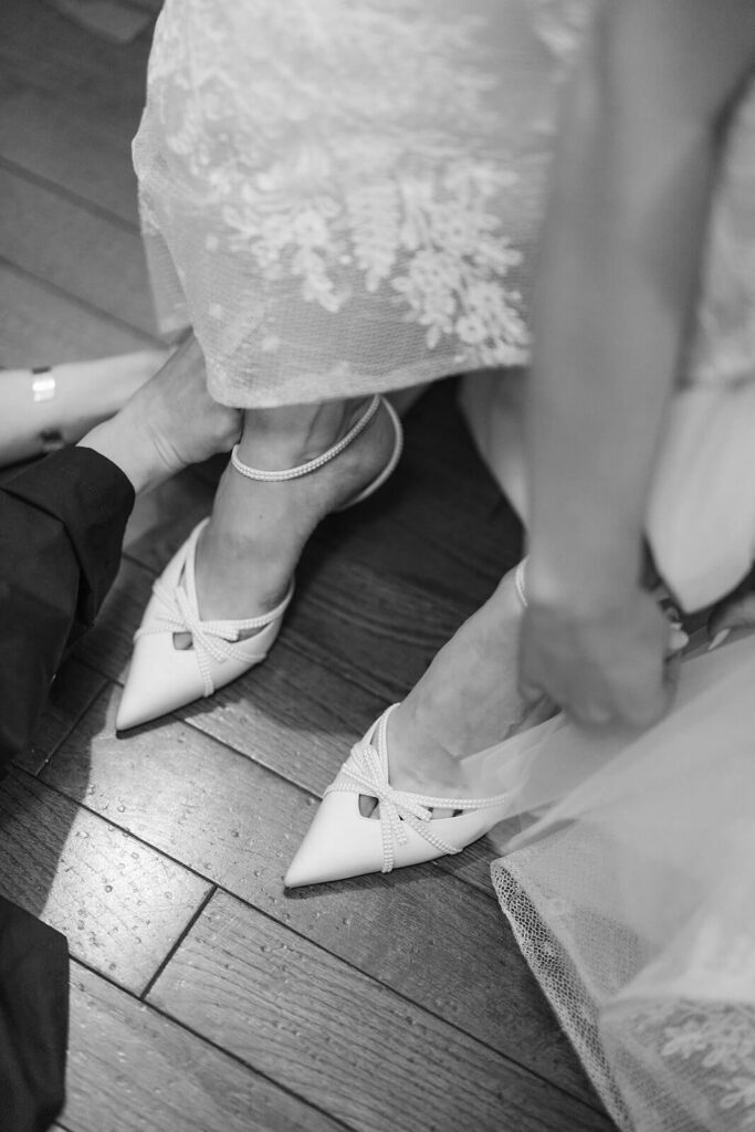 Bride getting ready with her bridesmaids in the bridal suite at the Mansion at Oyster Bay. Photo by OkCrowe Photography.